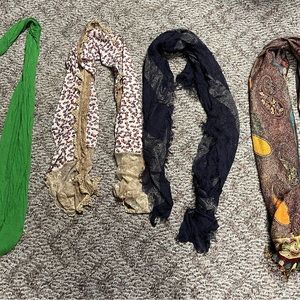 Women’s scarves lot